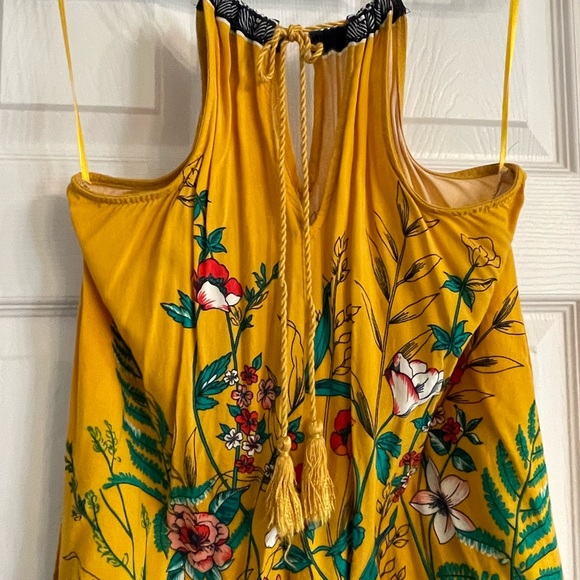 Tye shoulders, and back spring top - Picture 3 of 5